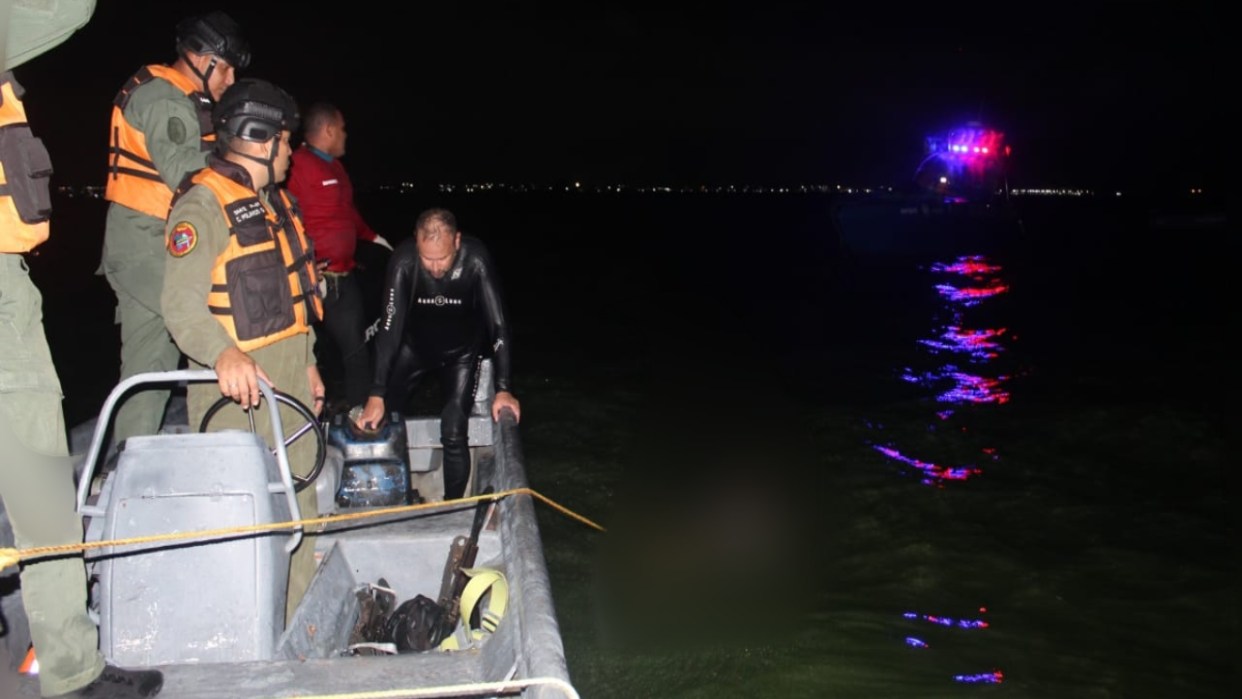 rescatan-cadaver-de-vehiculo-que-cayo-del-puente-sobre-el-lago-de-maracaibo-130245.jpg
