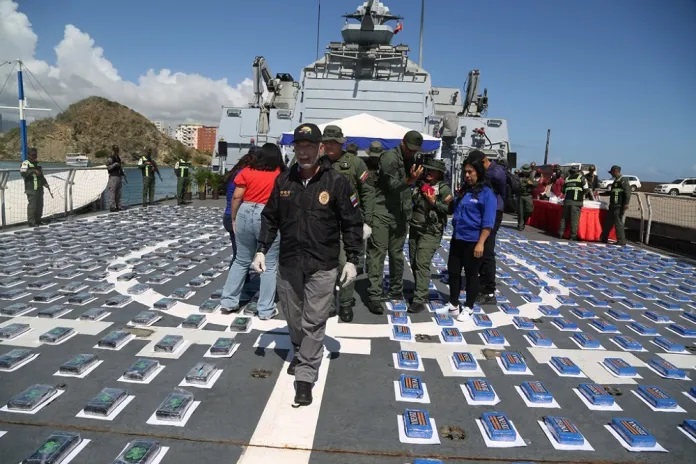 Armada-francesa-detuvo-a-8-venezolanos-con-35-toneladas-de-cocaina-en-el-Mar-Caribe.jpg