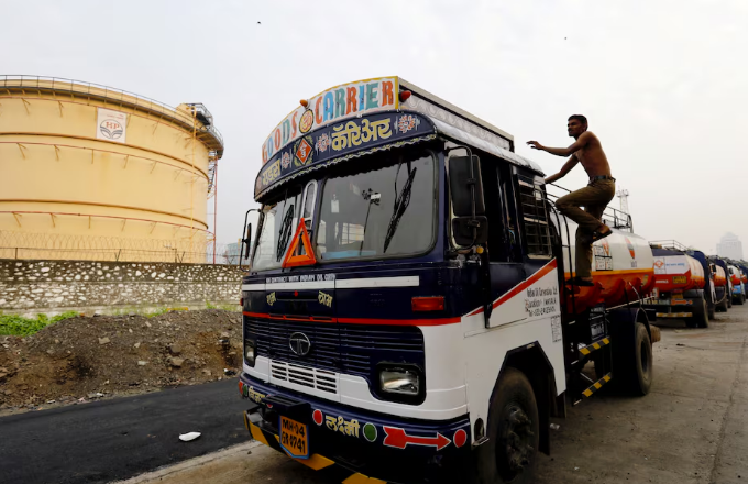 Camion-cisterna-estacionado-frente-a-un-deposito-de-combustible-en-Mumbai-India.png